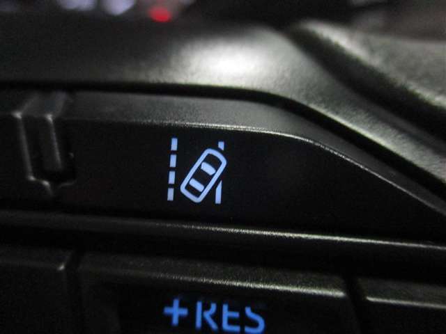 レーンディパーチャーアラートとは車線または走路からの逸脱の可能性を警告すると共に、車線または走路からの逸脱を避けるためのハンドル操作の一部を支援する機能です。詳細は販売店スタッフまでおたずねください。