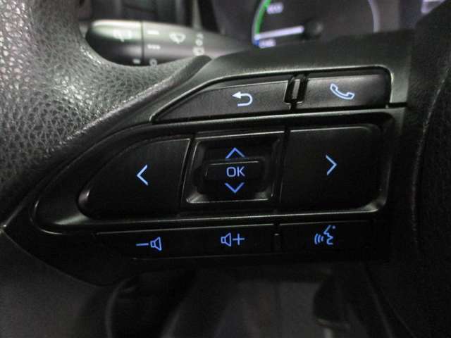 ステアリング左側のスイッチはオーディオの切り替え・選局・音量調整が出来ます。運転中でも簡単に操作が可能です