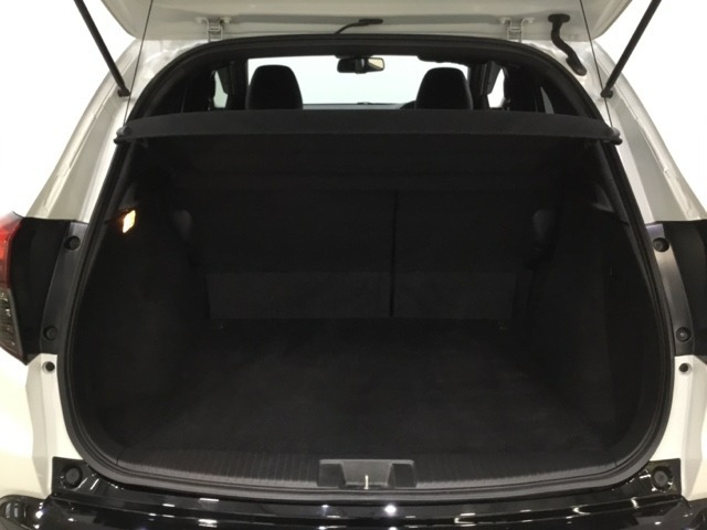 ラゲッジも広く使いやすいトランクは、開口部も広く荷物の積み下ろしもしやすいお車となっております。リアシートの背もたれは6：4の割合で分割して可倒できるので、長いお荷物などを載せることもできます。