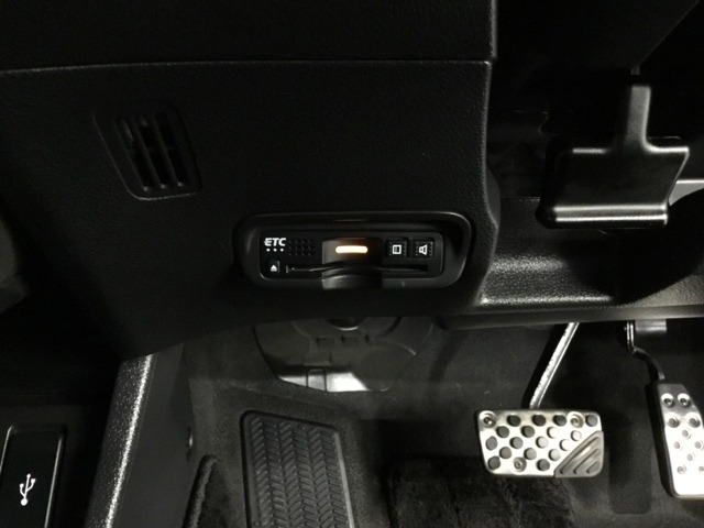 ハンドルの左下にETCがついています。高速道路の料金所の通過も楽々です！。カードの取り出しもしやすい場所についています。