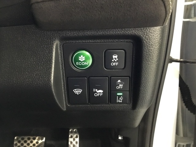 Hondaセンシング用の、VSA（ABS＋TCS＋横滑り抑制）解除とレーンキープアシストシステムのメインスイッチなどはハンドルの右側に装備しています。燃費に役立つECONボタンもここです。