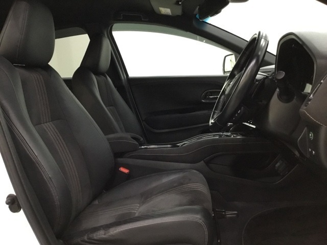 女性でも運転がしやすいように、シートの高さ調整機能（シートリフター）がついています。広い足元にゆったり座れるシートには肘掛も装備しており長距離の運転でも疲れにくいシートです。