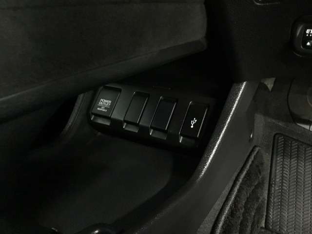 アクセサリーソケットはUSBのアダプターなどをつければ、スマホの充電にも使えます。横にはナビゲーション用の外部入力可能なUSB端子がついており、周辺には物が置けるトレーがついています。