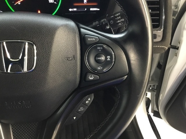 ハンドルにHondaセンシング系のクルーズコントロールやレーンキープアシストなどのスイッチが装備されています。ハンドルから手を離さず安全に操作できます。