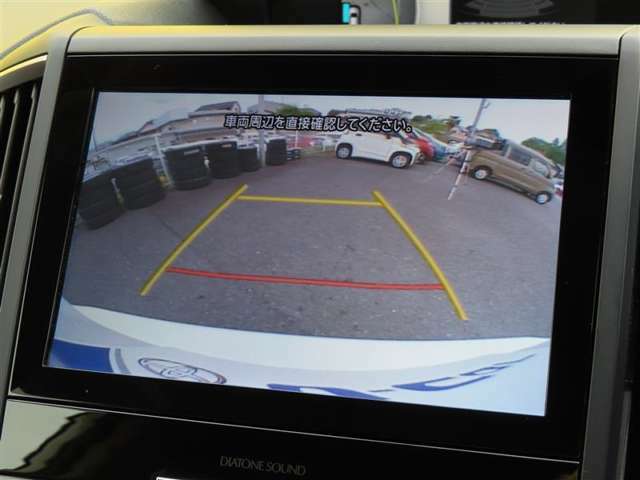 車庫入れもお任せのバックカメラが付いて、後方確認もラクラク♪安全に車庫入れも可能です。便利な機能ですが、バックカメラを過信せず、目視もお忘れなく。