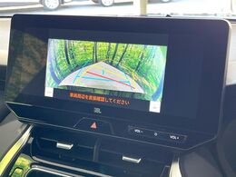 【バックカメラ】駐車時に後方がリアルタイム映像で確認できます。大型商業施設や立体駐車場での駐車時や、夜間のバック時に大活躍！運転スキルに関わらず、今や必須となった装備のひとつです！