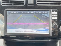 【バックカメラ】駐車時に後方がリアルタイム映像で確認できます。大型商業施設や立体駐車場での駐車時や、夜間のバック時に大活躍！運転スキルに関わらず、今や必須となった装備のひとつです！