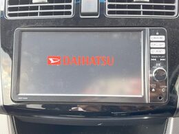 【純正ナビ】人気の純正ナビを装備しております。ナビの使いやすさはもちろん、オーディオ機能も充実！キャンプや旅行はもちろん、通勤や買い物など普段のドライブも楽しくなるはず♪