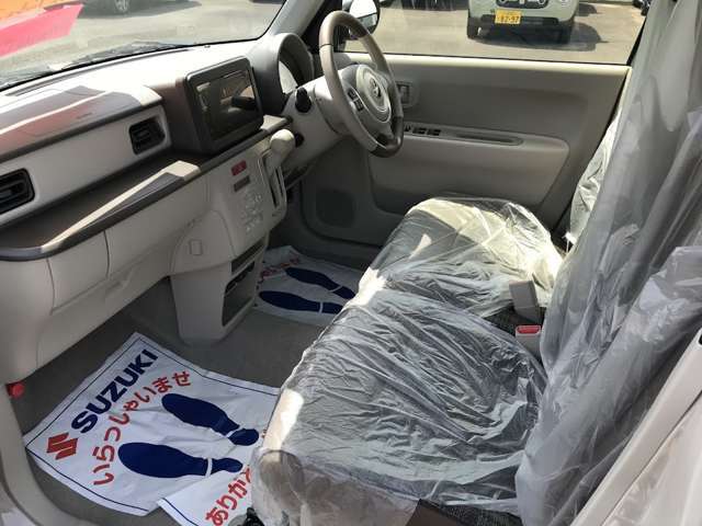 助手席からでも運転席への移動が可能です！
