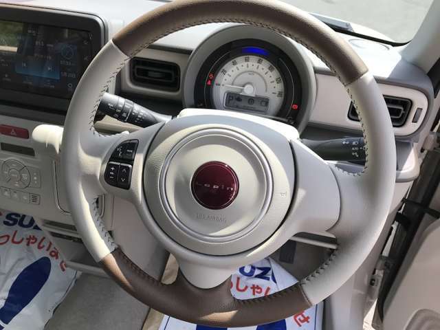 握りやすい本革巻きハンドルです！オーディオコントローラーが付いてます！