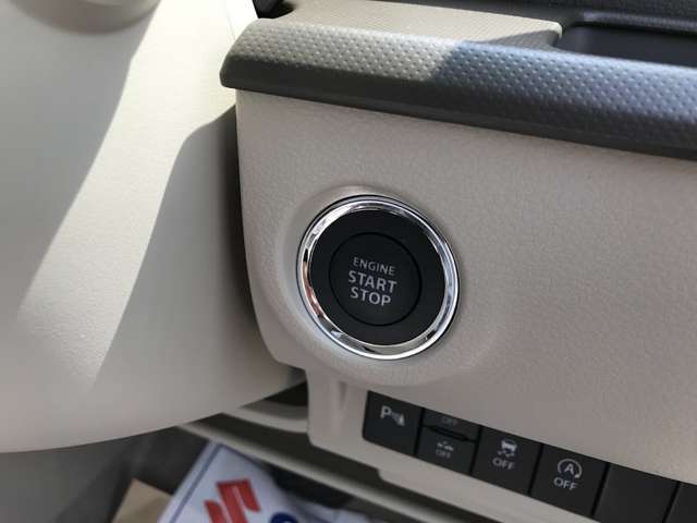エンジンスタートボタンです。キーが車内にあれば、エンジンの始動・停止はブレーキを踏んでスイッチを押すだけ！キーを取り出す手間を省き、ワンプッシュでエンジンを操作するので簡単でスムーズです。