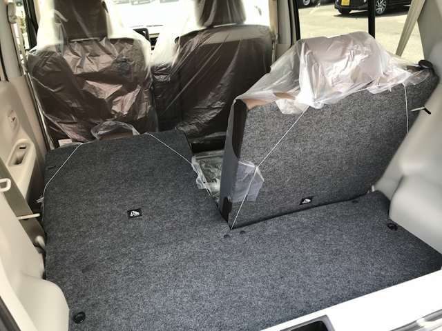 リアシートを倒せば比較的大きなお荷物も積めます！
