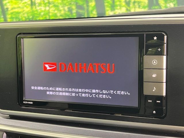 【純正ナビ】人気の純正ナビを装備しております。ナビの使いやすさはもちろん、オーディオ機能も充実！キャンプや旅行はもちろん、通勤や買い物など普段のドライブも楽しくなるはず♪