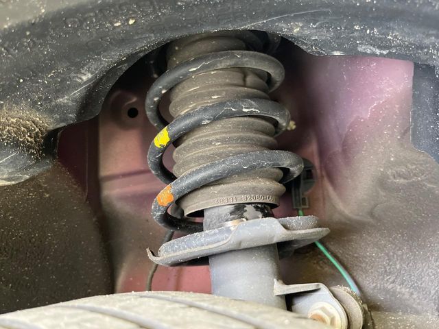 お車を安心してお乗りいただく為には、足回りの定期点検が欠かせません。サービスサポート（有償保証）では無料点検もご提供しており、安心のカーライフをお過ごしいただけるサポート体制が整っています。