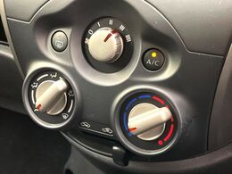寒い冬も暑い夏も全席に快適な空調を届けてくれる、ダイヤル式エアコンを装備♪
