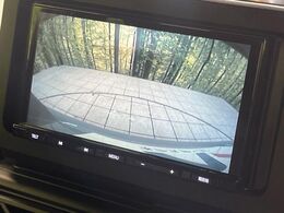 【バックカメラ】駐車時に後方がリアルタイム映像で確認できます。大型商業施設や立体駐車場での駐車時や、夜間のバック時に大活躍！運転スキルに関わらず、今や必須となった装備のひとつです！