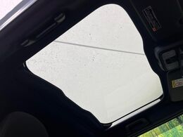 【ガラスルーフ】ガラスルーフ搭載で車内の解放感が一気にアップ！開放的なドライブをお楽しみいただけます。