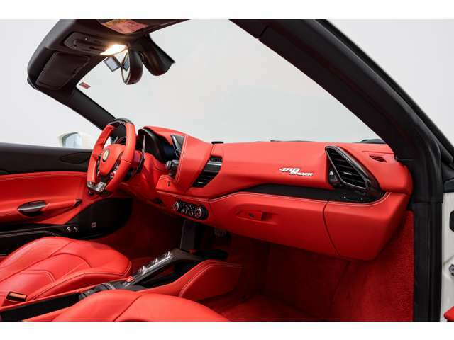 ダッシュボードもRosso　Ferrariに変更されております。内装との統一感がございます。