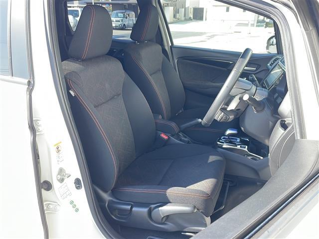 【運転席】座り心地が良いシートなので長時間の運転でも快適にお過ごしいただけます。新品のフロアマットのご注文も可能です。掲載箇所以外にご希望の写真がございましたらお気軽にお問い合わせ下さい。