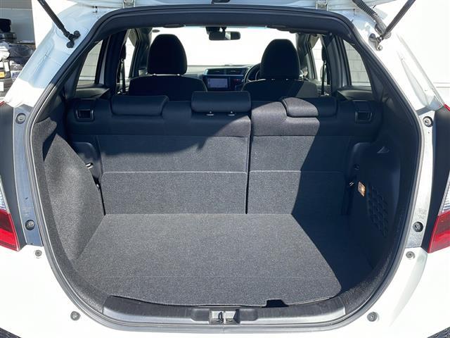 【トランク】積み込みやすくて、たっぷり積める荷室です。シートアレンジできるものは、乗車人数と荷物の量や大きさによってシートを動かすことができるので、より快適なドライブが可能です！