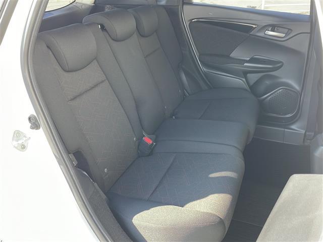 【後部座席】後席もゆったりドライブを楽しめます。ガリバーでご購入いただきましたら、内外装はプロこだわりのクリーニングで清潔なおクルマでご納車させていただきます！店舗での現車確認も承っています！