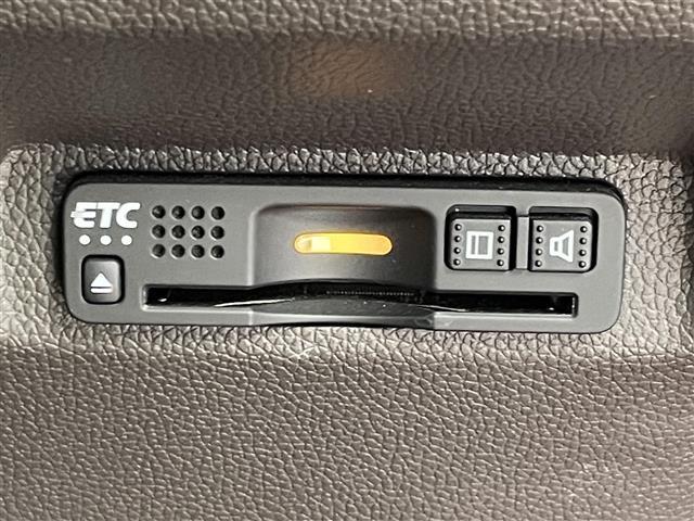 【ETC】有料道路を利用する際に料金所で停止することなく通過できる、ETC車載器（ノンストップ自動料金収受システム機器）が装備されています。セットアップを行うことで利用可能になります。