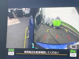 【サイド＆バックカメラ】停車・駐車時に死角になりがちな運転席から見えづらいサイドとリアの障害物を確認できます！雨天時や夜間などは特に活躍してくれるアイテムです。