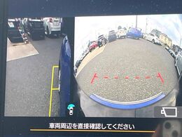 【フロント＆サイドカメラ】ドライバーから見にくい死角部分を映像で確認できる前方と左側面にカメラを装着。見通しがきかない場所や住宅密集地などを運転することが多い人におすすめの安心装備です。