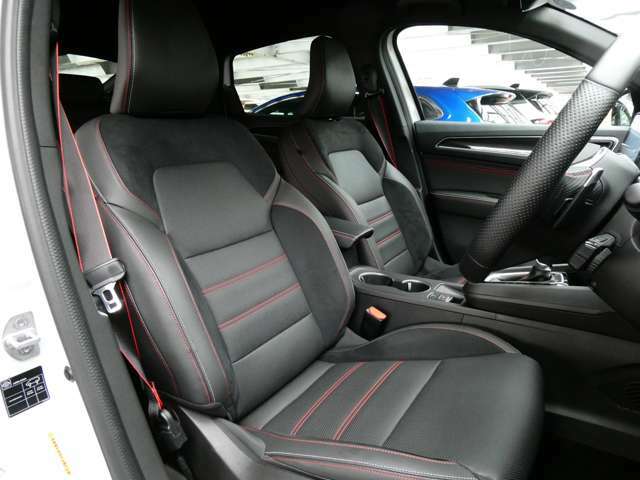 レザー×スエード調コンビシート、前席は電動調整、電動ランバーサポート、シートヒーターが備わります