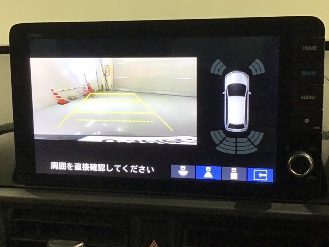 リバースギアに入れるだけで後方の表示へ切り替わります。夜間や雨の日の駐車も楽になりますよ。