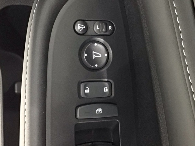 狭い駐車場で便利な電動格納ドアミラーが付いています。