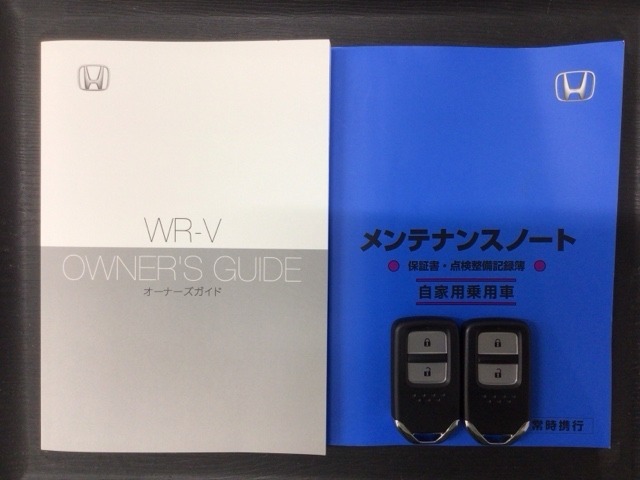 スマートキーは鍵をバッグに入れたままでもドアロックの開閉やエンジンのON・OFFができます。夜間や雨の日も鍵を探さなくて良いので便利です。