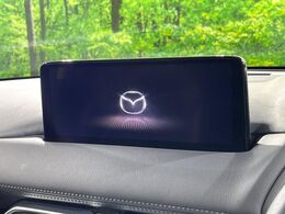 【10.25インチマツダコネクト】車内の雰囲気にマッチした大型ディスプレイ。スマホ接続でのナビ使用やBluetooth再生等、様々な機能が楽しめます。直感的なダイヤル操作が可能で、使い勝手も良好です。