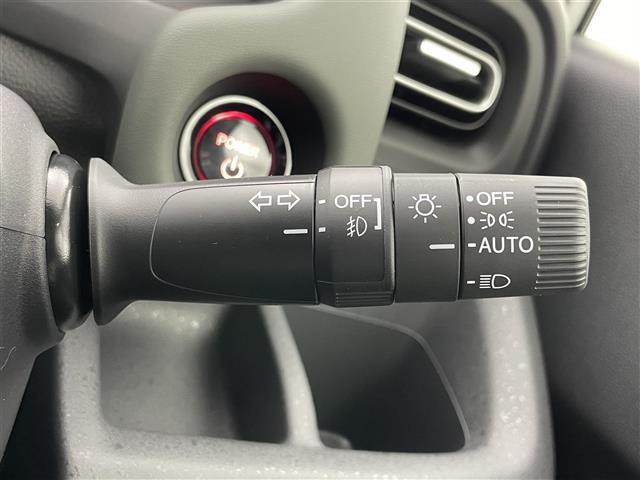 【オートライト（AUTO）】外の明るさをシステムが感知して、自動でヘッドライトが点灯します！ヘッドライトをつけ忘れを防ぐ便利機能です。