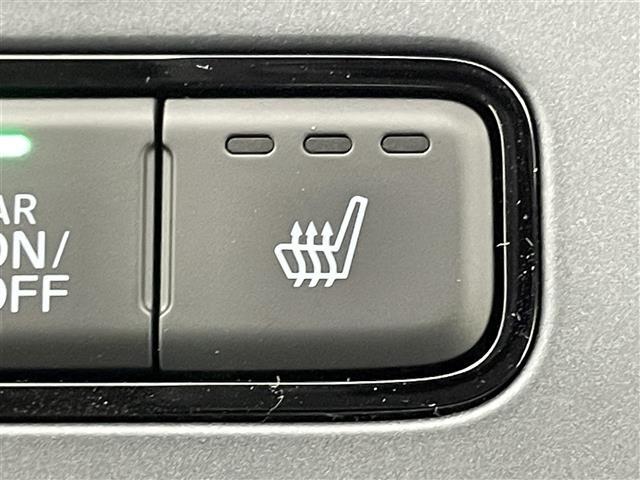 【シートヒーター】シートを温めてくれる暖房機器です！長時間座っていると負担が掛かりやすい背中や腰、または冬場などの寒い日に冷えやすい脚部に快適なぬくもりを伝えます。