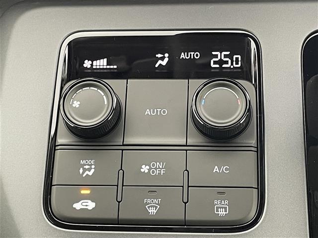 【フルオートエアコン】お好みの温度に設定しておくだけで車が風量を自動調整。