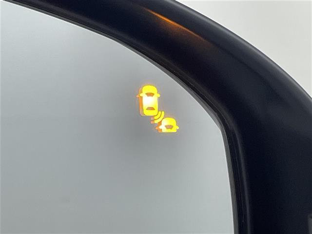 【BSM（ブラインドスポットモニター）】隣車線上の側方および後方から接近する車両を検知すると、検知した側のドアミラーが点灯。その状態でウインカーを出すと、インジケーターの点滅と警報音で警告します。