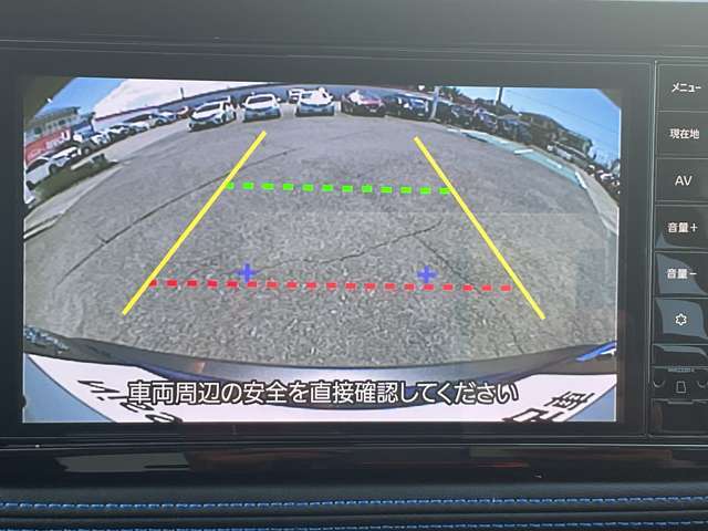 【バックカメラ】駐車時に後方がリアルタイム映像で確認できます。大型商業施設や立体駐車場での駐車時や、夜間のバック時に大活躍！運転スキルに関わらず今や必須となった装備のひとつです。