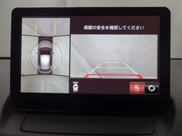 狭い場所での駐車やすれ違いなどでより的確な運転操作に役立つ360°ビューモニターが装備されています。