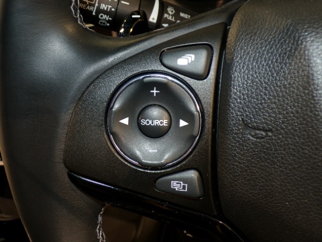 【ステアリングリモコン】ステアリングにオーディオ調節可能なスイッチが装備されていますので運転中でも視線をそらさずにオーディオの調節が可能です！