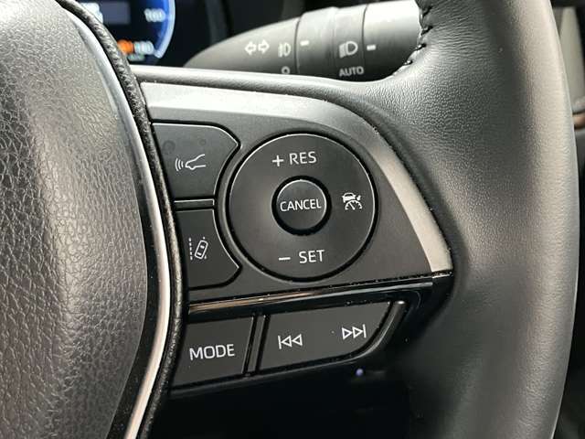 前方の車との車間を設定し、スピードを上げたり緩めたりを自動で行ってくれる追尾式の「レーダークルーズ」。上級装備の一つです！高級車にしかつかない嬉しい機能です。
