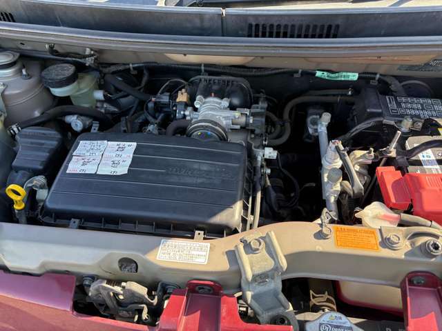 当店のお車は、納車前に国家資格整備士による整備を行います。エンジンオイル、バッテリー、スパークプラグ、ワイパーゴム等の消耗部品をしっかりチェックし劣化している部品は交換の上、納車いたします。