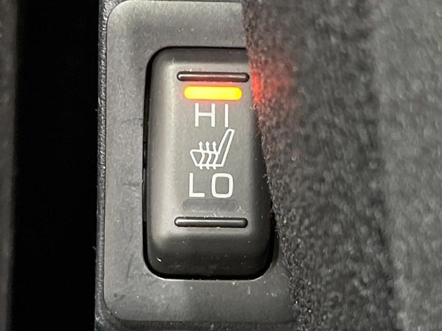 【シートヒーター】寒い日に重宝するシートヒーター！エアコンより早く温まってくれるので寒がりの人も安心ですね♪エアコンの温風は乾燥するから苦手、という方にもをおすすめです。