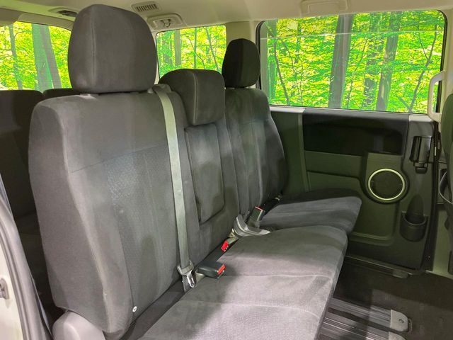 後部座席も気になるようなキズ・汚れやへたり等、大きなダメージはなく、良好な状態です。