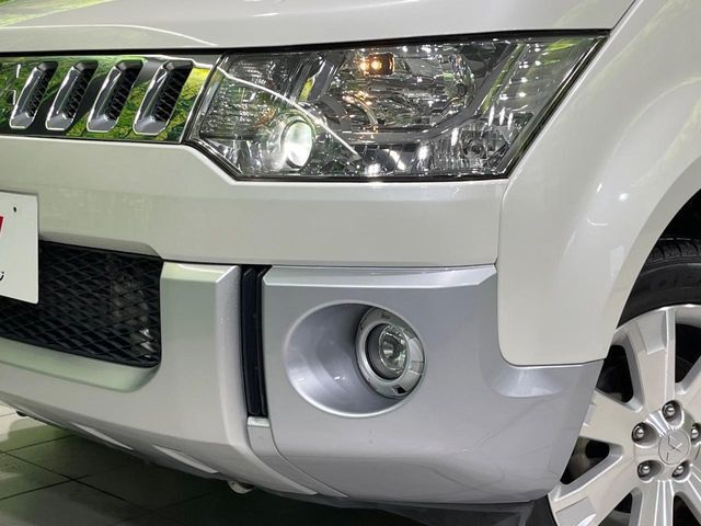 【HIDヘッドライト】非常に明るく前方を照らしてくれるので、悪天候や夜間の走行時も視界良好で安心してお乗りいただけます。