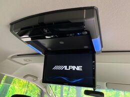 【フリップダウンモニター】大画面モニターで後席でもエンタメをお楽しみいただけます。小さなお子様にも大人気の装備です♪