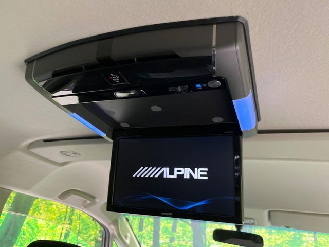 【フリップダウンモニター】大画面モニターで後席でもエンタメをお楽しみいただけます。小さなお子様にも大人気の装備です♪