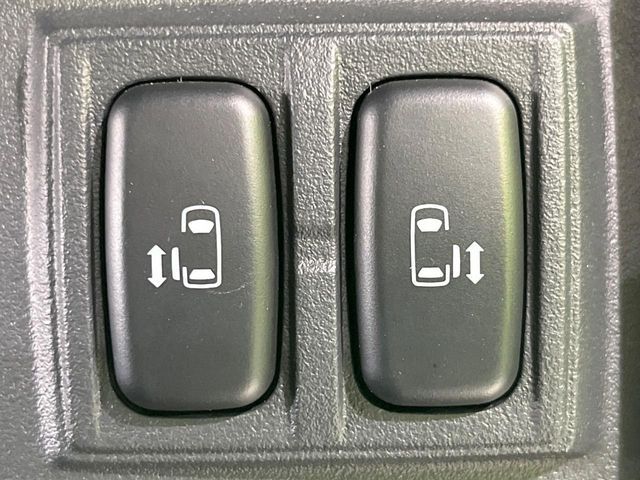 【両側パワースライドドア】スマートキーや運転席のスイッチで後席両側スライドドアの開閉が可能♪電動だから力を入れてドアを開ける必要が無く、小さなお子様でも簡単に開け閉めでき快適です♪