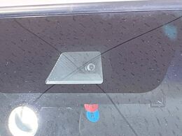 【ホンダセンシング】走行中に前方の車両等を認識し、衝突しそうな時は警報とブレーキで衝突回避と被害軽減をアシスト。より安全にドライブをお楽しみいただけます。