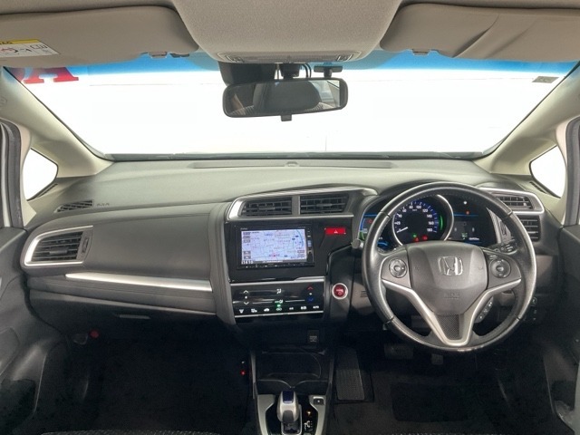 ドライバーの操作性・視認性に配慮した運転席。